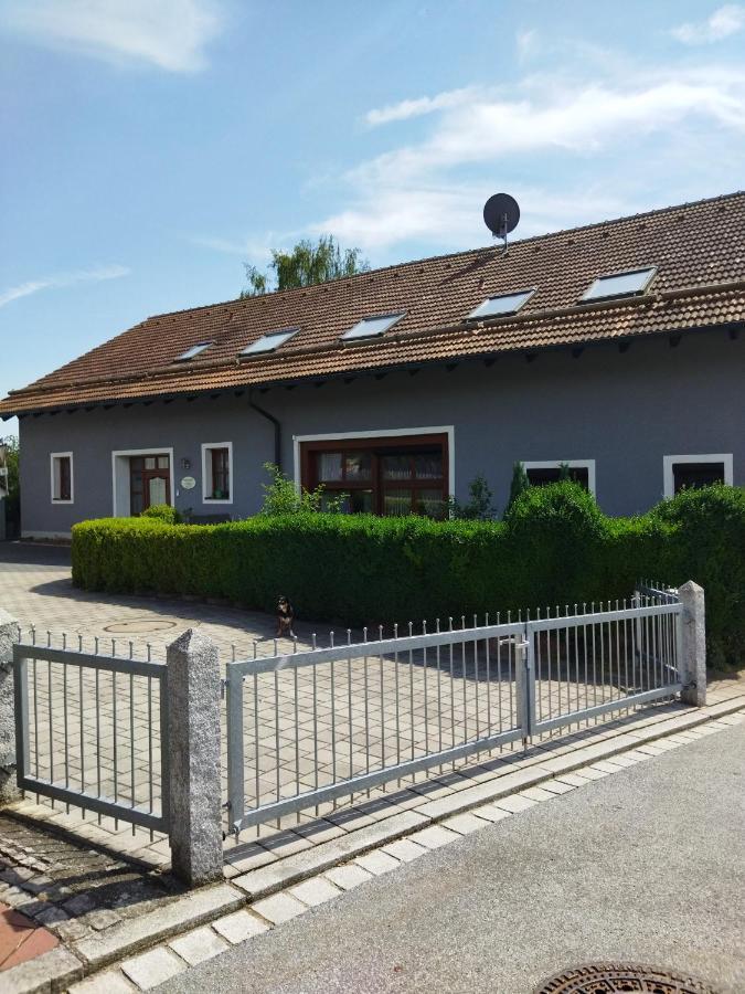 Aussergewoehnliche Atelierferienwohnung Mit Balkon An Der Donau Winzer Exterior foto